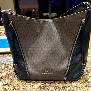 Michael Kors black/brown leather purse! Excellent condition!!